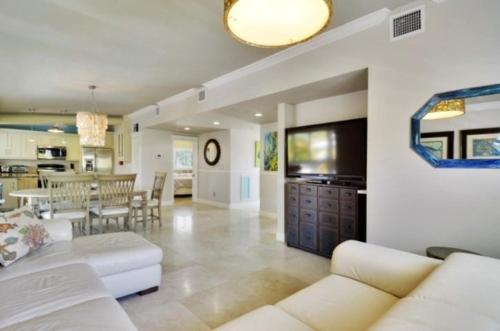 Beautifully remodeled roomy single family stilt home, home in Islamorada, USA