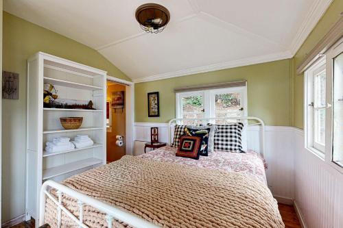 Lakefront Cabin Retreat Cabin B in Vallecito, USA