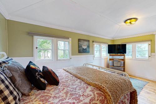 Lakefront Cabin Retreat Cabin B in Vallecito, USA