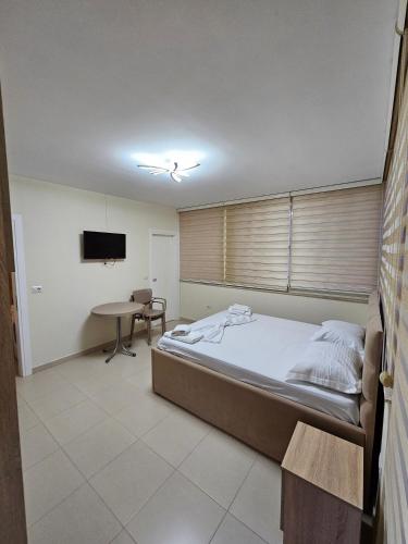 One-Bedroom Apartment with Balcony and Sea View image 3