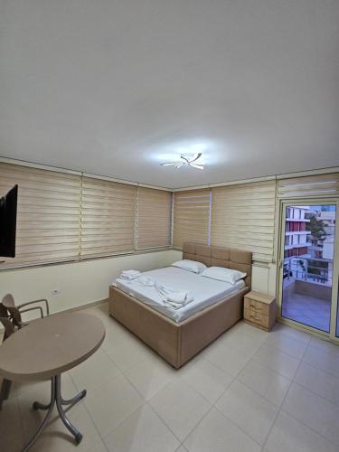 One-Bedroom Apartment with Balcony and Sea View image 4