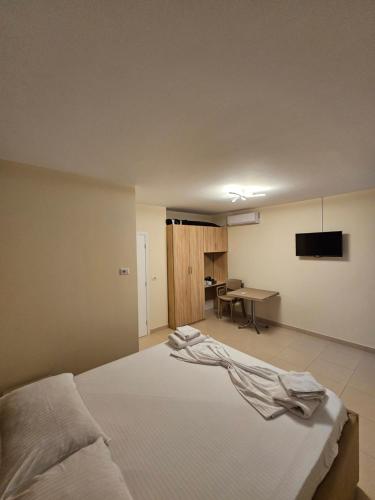One-Bedroom Apartment with Balcony image 3