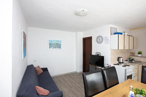 Three-Bedroom Apartment with Terrace room in Apartments with parking space Rogoznica - 22143