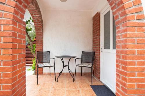 Three-Bedroom Apartment with Terrace image 3