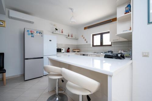 virtuve, Family friendly house with a swimming pool Radovin, Zadar - 21307 in Radovin