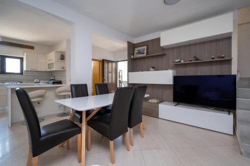 Family friendly house with a swimming pool Radovin, Zadar - 21307 in Radovin