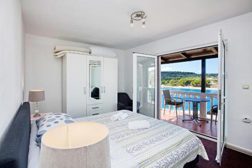 Apartments by the sea Jezera, Murter - 23192 in 伊利西亞