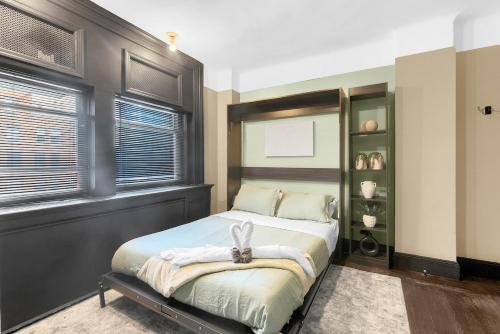 Cozy 2BR Apartment with Gym and Walk to Times Square in New York, USA