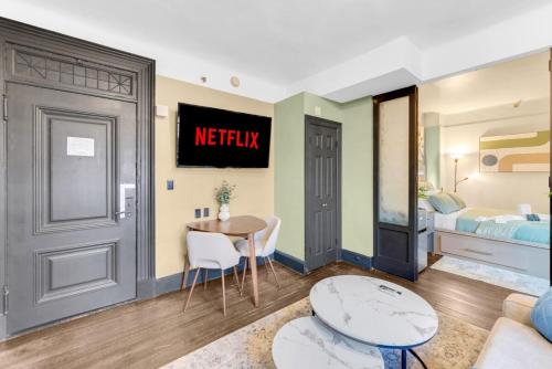 Cozy 2BR Apartment with Gym and Walk to Times Square in New York, USA