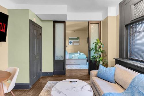Cozy 2BR Apartment with Gym and Walk to Times Square in New York, USA