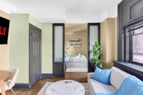 Cozy 2BR Apartment with Gym and Walk to Times Square in New York, USA