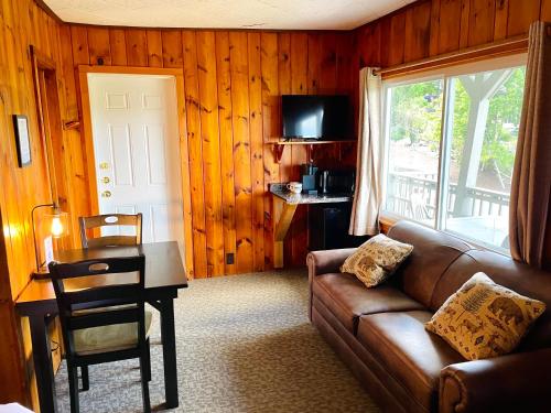 Waters Edge Lodge - image 6