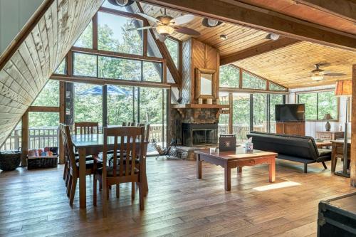 Foxtail Lake Front Chalet with HOT TUB in Innsbrook, USA