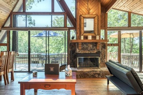 Foxtail Lake Front Chalet with HOT TUB in Innsbrook, USA
