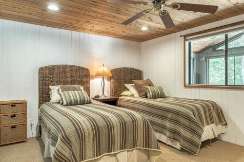 Foxtail Lake Front Chalet with HOT TUB in Innsbrook, USA