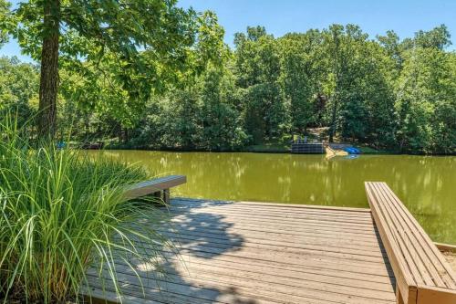Foxtail Lake Front Chalet with HOT TUB in Innsbrook, USA