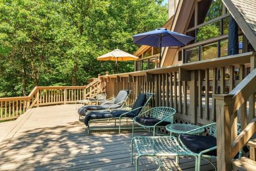 Foxtail Lake Front Chalet with HOT TUB in Innsbrook, USA