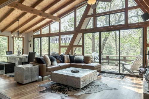 Hideaway Lake Chalet in Innsbrook, USA