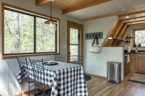 Hideaway Lake Chalet in Innsbrook, USA