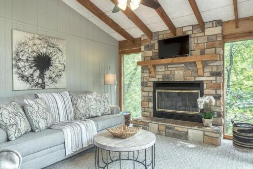 Powderhorn Lake Point Retreat in Innsbrook, USA