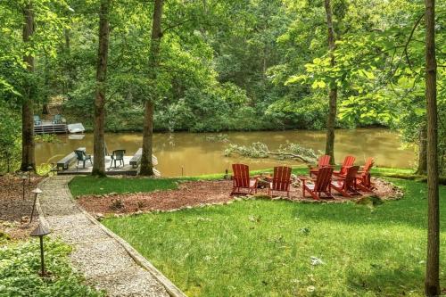 Powderhorn Lake Point Retreat in Innsbrook, USA