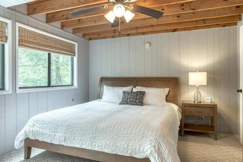 Powderhorn Lake Point Retreat in Innsbrook, USA