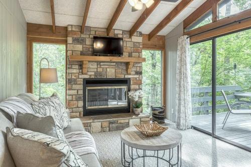 Powderhorn Lake Point Retreat in Innsbrook, USA