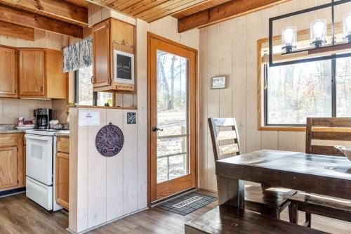Cardinal Lake Front Cottage in Innsbrook, USA