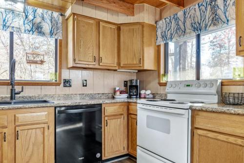 Cardinal Lake Front Cottage in Innsbrook, USA