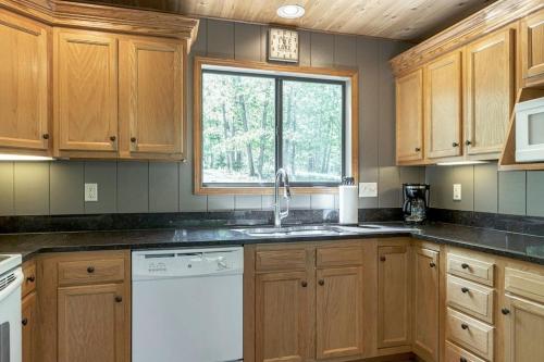 Tarnhouse Lakefront Cottage - image 13