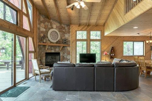 Tarnhouse Lakefront Cottage - image 2