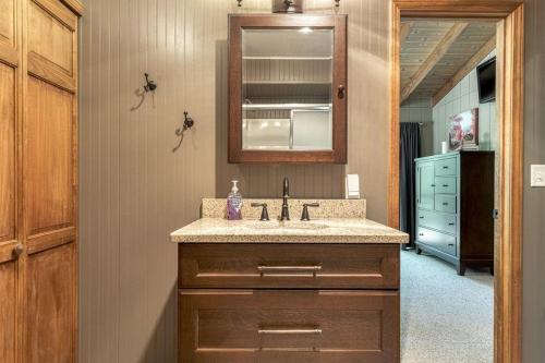 Tarnhouse Lakefront Cottage - image 8