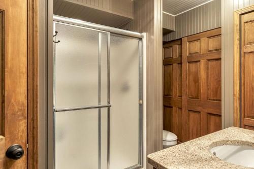 Tarnhouse Lakefront Cottage - image 11