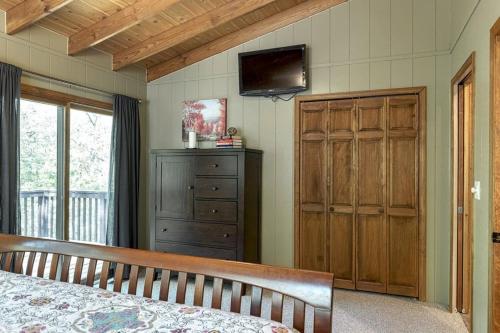 Tarnhouse Lakefront Cottage - image 5