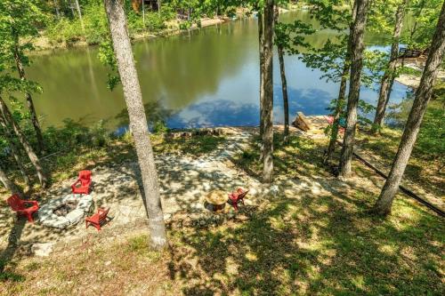 Tarnhouse Lakefront Cottage - image 3