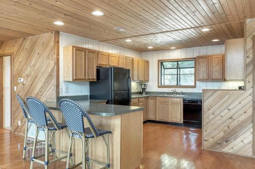 Linden Lakefront Retreat with Kayaks - image 2