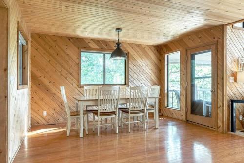 Linden Lakefront Retreat with Kayaks - image 5