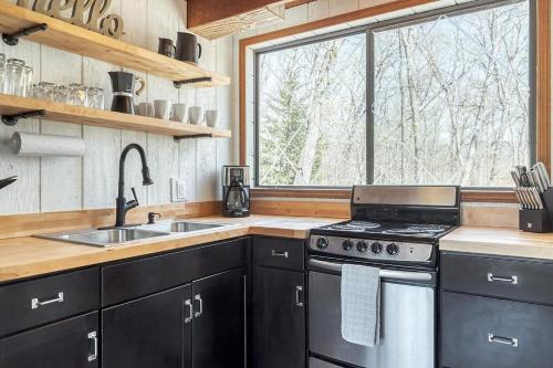 Wild Heron Escape Chalet in Innsbrook, USA