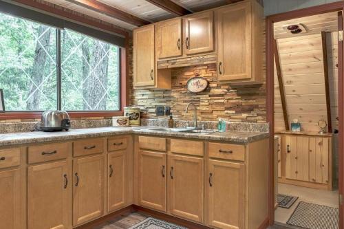 Lake Wunderbar Wilderness Cabin in Innsbrook, USA
