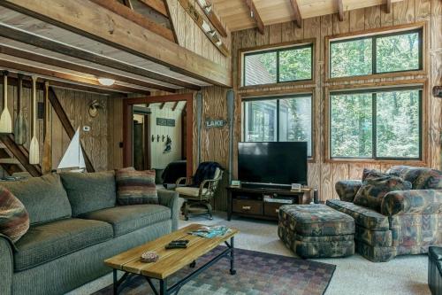 Lake Wunderbar Wilderness Cabin in Innsbrook, USA