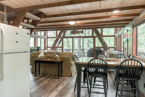 Lake Wunderbar Wilderness Cabin in Innsbrook, USA