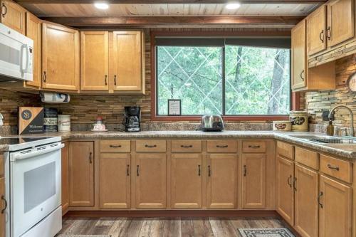 Lake Wunderbar Wilderness Cabin in Innsbrook, USA