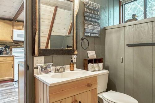 Lake Wunderbar Wilderness Cabin in Innsbrook, USA