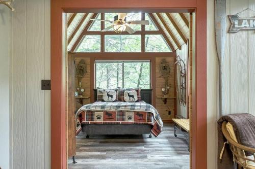 Lake Wunderbar Wilderness Cabin in Innsbrook, USA