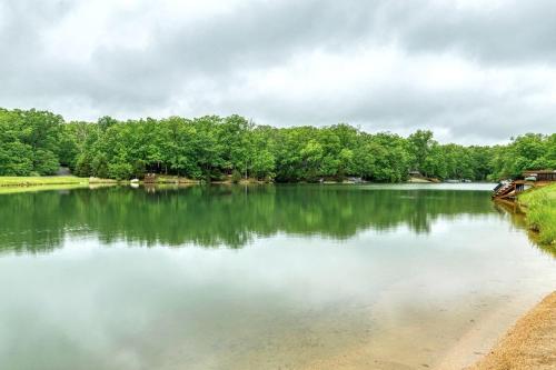 Silver Fox Lakefront Chalet in Innsbrook, USA