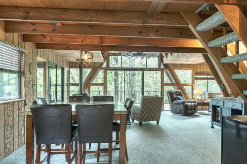Silver Fox Lakefront Chalet in Innsbrook, USA