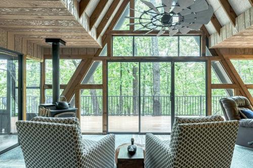Silver Fox Lakefront Chalet in Innsbrook, USA