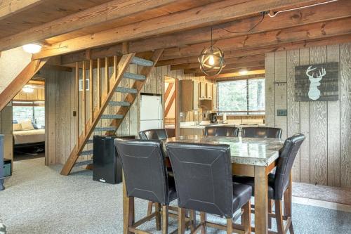 Silver Fox Lakefront Chalet in Innsbrook, USA