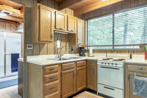 Silver Fox Lakefront Chalet in Innsbrook, USA