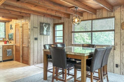 Silver Fox Lakefront Chalet in Innsbrook, USA